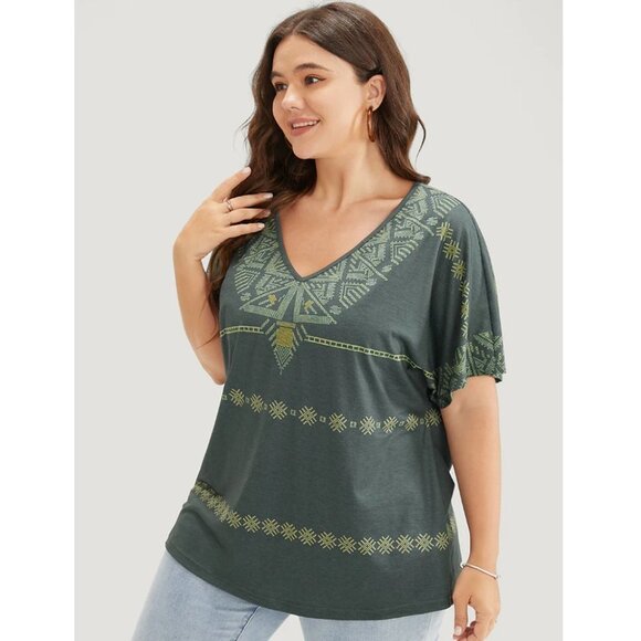 NWT BloomChic Army Green Geometric Print Dolman Sleeve V Neck T-Shirt Size 30/6X - Picture 3 of 7